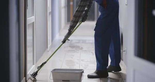 Hausmeister putzt einen Flur — Stockfoto