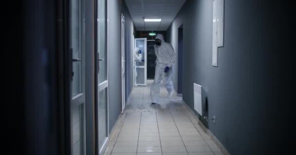 Άνδρες με στολή κινδύνου που τρέχουν μέσα από έναν διάδρομο — Αρχείο Βίντεο