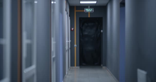 Lights turning off in an empty corridor — Stock Video