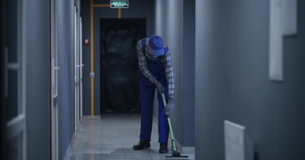 Janitor limpando um corredor quando o fogo irrompe — Vídeo de Stock