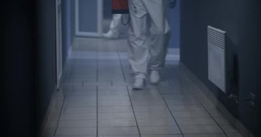 Tehlikeli madde giysisi giyen adamlar dezenfekte koridorunda