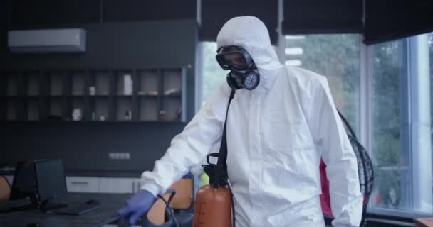 Férfiak vegyvédelmi ruhában fertőtlenítő hivatal — Stock videók