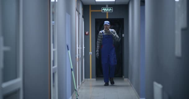 Salle de contrôle du concierge dans le bâtiment 