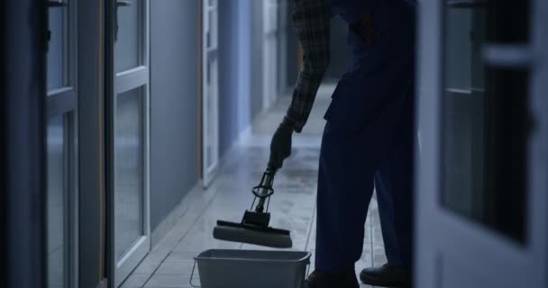 Janitor cleaning a corridor — Stock Video