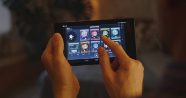 Ev merkezindeki çeşitli fonksiyonları kontrol eden adam