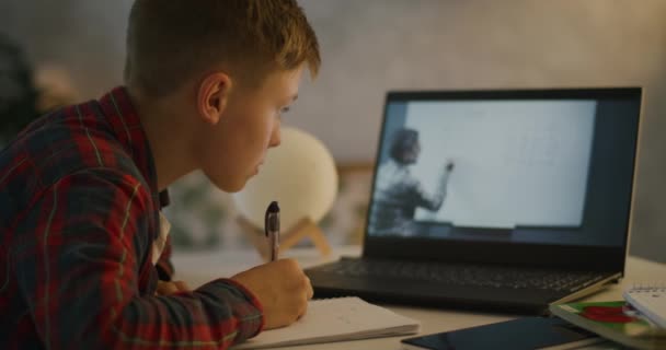 Çevrimiçi matematik dersi alan çocuk — Stok video