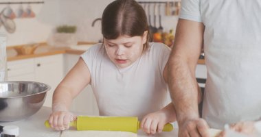Baba ve kızı birlikte kurabiye hazırlıyorlar.