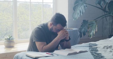 Dua eden ve mırıldanan bir adam