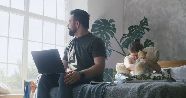 Man med videosamtal i sovrummet — Stockfoto