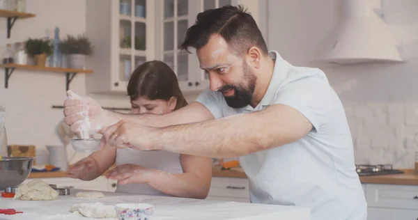 Baba ve kızı birlikte kurabiye hazırlıyorlar. — Stok fotoğraf