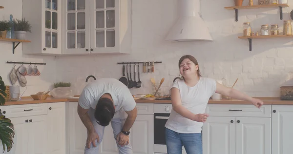 Pai e filha dançando na cozinha — Fotografia de Stock