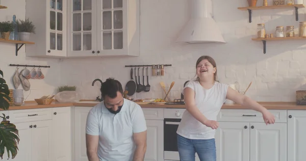 Pai e filha dançando na cozinha — Fotografia de Stock