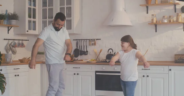 Otec a dcera tančí v kuchyni — Stock fotografie