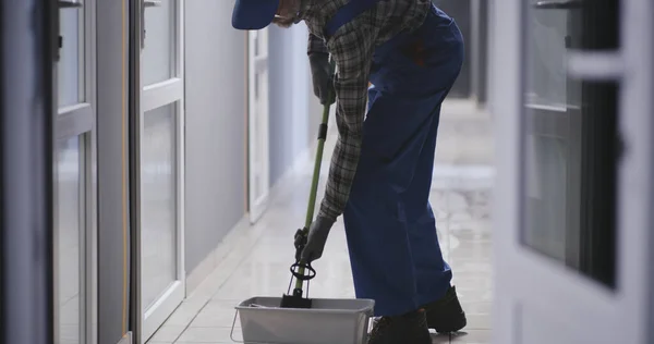 Conciërge schoonmaken van een gang — Stockfoto