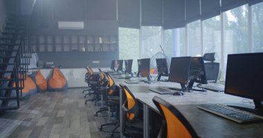 Bilgisayarlı boş bir işyeri