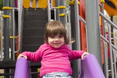 Çocuk oyun parkında kaydırağın üstünde