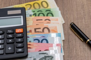 Euro, hesap makinesi ve kalem masa üzerinde