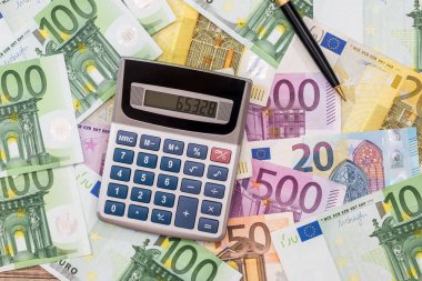 kalem ve hesap makinesi ile Euro. yakın çekim
