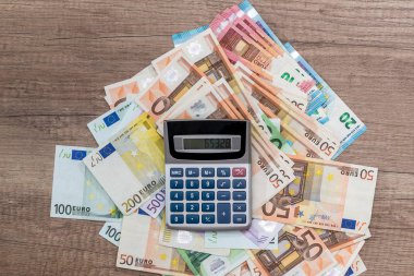 kalem hesap makinesi ve euro banknot. yakın çekim