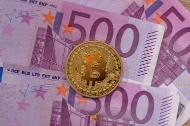 Altın bitcoin 500 euro banknot yukarıda. yakın çekim