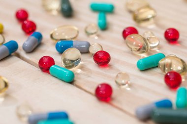 Ahşap arka plan üzerinde izole tıp hapları