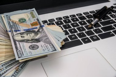 Klavye, kalem ve Doları banknot kadar yakın