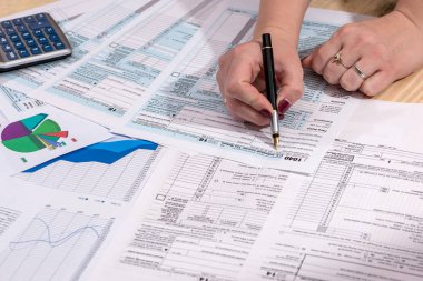 bir kadın vergi form 1040 doldurur