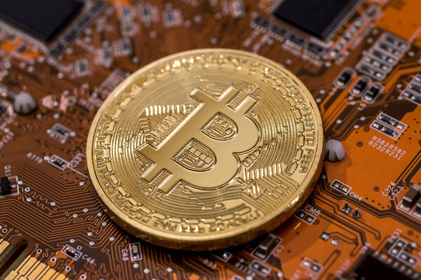 bitcoin на материнской плате оранжевого компьютера
