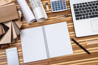 ev planı ile dizüstü bilgisayar, telefon, ahşap örnekleri ve kalem