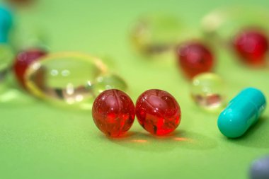 birçok farklı hapları üzerinde yeşil arka plan izole