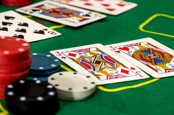 Chips Póker Kártya Zöld Asztalon — Stock Fotó