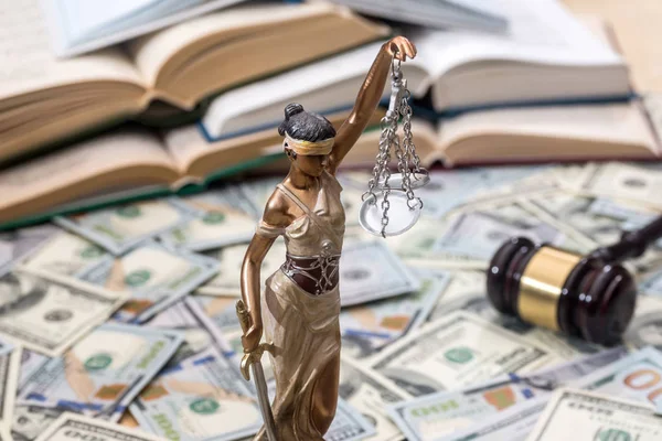 Bayan Adalet Veya Themis Kitap Tokmak Dolar Faturaları Üzerinde — Stok fotoğraf