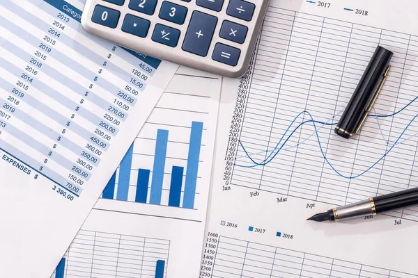 Financiële Ontwikkeling Calculator Pen Grafiek Grafiek Papier — Stockfoto