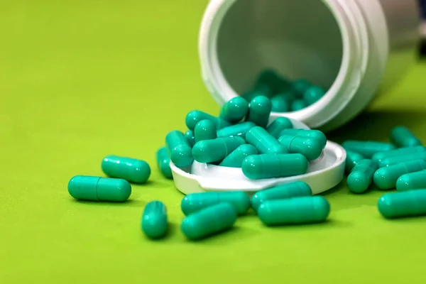 Comprimidos Cápsulas Verde Com Uma Panela Grande — Fotografia de Stock