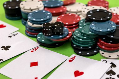 Poker kartları, cips ve zar - kapat