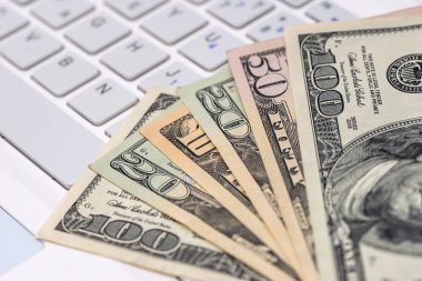 Beyaz klavye laptop Doları bilsl. yakın çekim