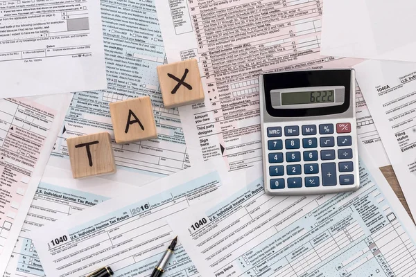 Tax Time Wooden Cubes Foem Calculator Pen — Stock Photo, Image