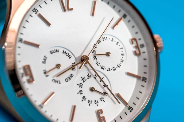 Luxus Herrenuhr Auf Blau — Stockfoto