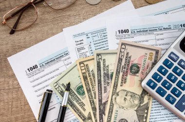 1040 vergi formu, dolar ve hesap makinesi