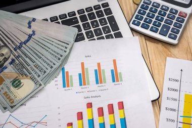 Ofis işyeri - iş grafik, dizüstü bilgisayar, kalem, dolar ve hesap makinesi