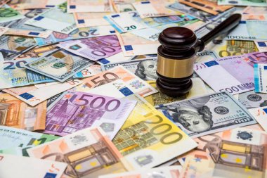 hakimin dolar ve euro faturaları arka plan üzerinde çekiç