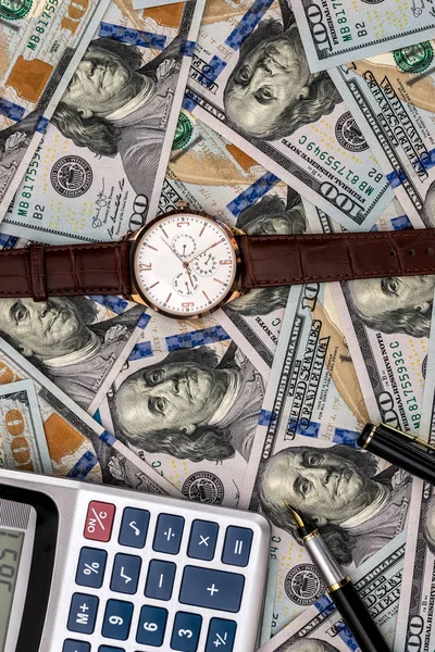 Horloge Conceptuelle Calculatrice Sur Fond Billets Dollars — Photo