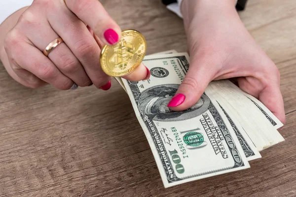Жіночий Руку Показуючи Bitcoin Утримання Купюри — стокове фото