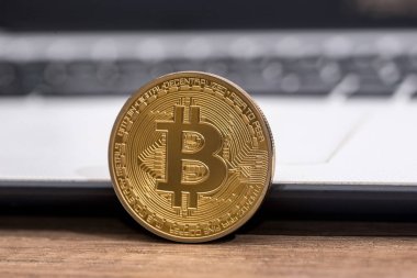 Dizüstü bilgisayar ile altın bitcoin. yakın çekim