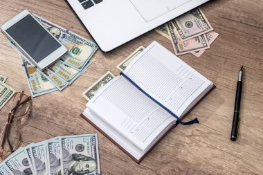 laptop, defter, kalem, Doları, ahşap masa üzerinde telefon