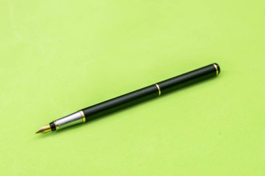 yeşil arka plan üzerinde izole kalem. Ofis donatım işlemler için.