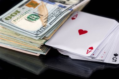 siyah izole Doları ile dört poker Aslar.