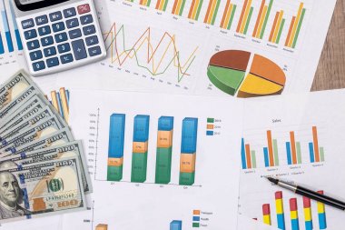 hesap makinesi, kalem, Doları banknot iş grafiği yukarıda.