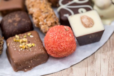 En iyi görünümü farklı lezzetli çikolata şekerleme, beyaz, koyu ve sütlü çikolata.