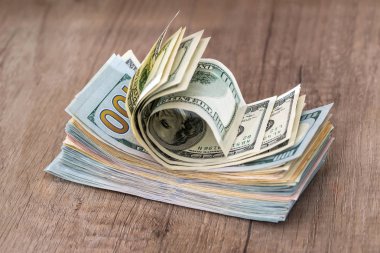 Bize dolar nakit ahşap desk içindeki yığını.